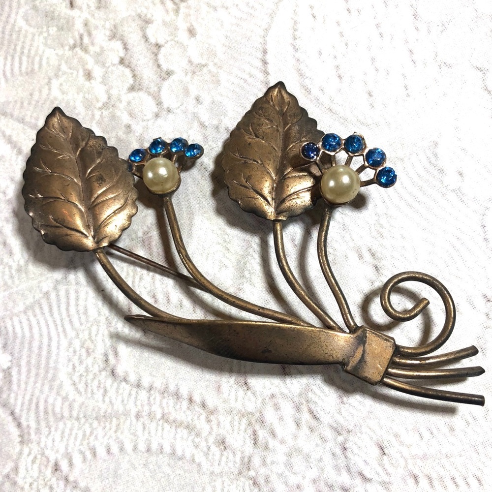 Stunning vintage delicate flower pin blue stones